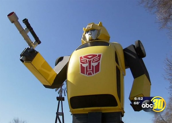 GIANT Transformers Bumblebee Commands Highway 41 South Of Fresno California (1 of 1)